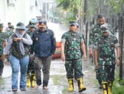 Danrem 031/WB Tinjau Langsung Warga Terdampak Banjir dan Berikan Bantuan Sembako