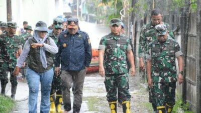 Danrem 031/WB Tinjau Langsung Warga Terdampak Banjir dan Berikan Bantuan Sembako