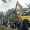 Ratusan Petani Dari Desa Pantai Raja dan Bangun Sari, Kompak Usir dan Tahan Alat Berat Milik Hanafi Cs