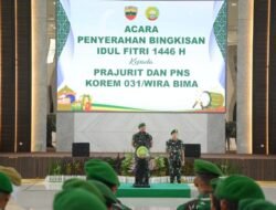 Menyambut Hari Raya Idul Fitri 1446 H, Danrem 031/Wira Bima Bagikan Bingkisan Lebaran Kepada Prajurit dan PNS