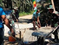 Gotong Royong Pengecoran Box Culvert Warnai Kegiatan TMMD ke-124 Kodim 0320/Dumai di Kelurahan Bukit Kayu Kapur