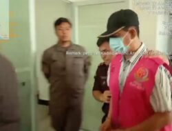 Kejari Rokan Hilir Melakukan Penahanan Terhadap Tersangka AA Perkara Korupsi Pembangunan Dan Rehabilitasi SMPN 4 Panipahan