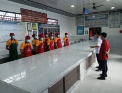 Pastikan Kualitas makanan Terjaga Dengan Baik, Petugas Berikan Arahan Kepada Anggota Dapur