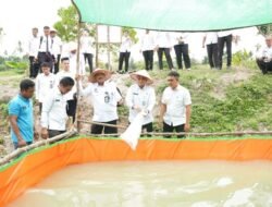 Dorong Ketahanan Pangan, Kakanwil Maizar Tebar Ribuan Benih Lele di Rutan Kelas I Pekanbaru