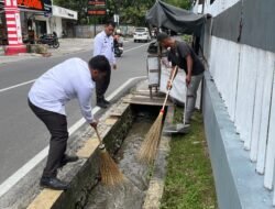 Peduli Kebersihan Lingkungan, Petugas Lapas Pekanbaru Rutin Lakukan Pembersihan Saluran Pembuangan Air