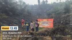 Warga Bersama PT TAL Padamkan Kebakaran Lahan Sawit di Desa Semambu Tebo