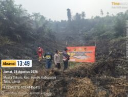 Warga Bersama PT TAL Padamkan Kebakaran Lahan Sawit di Desa Semambu Tebo