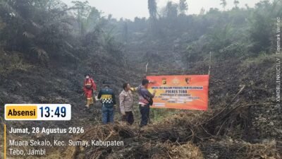Warga Bersama PT TAL Padamkan Kebakaran Lahan Sawit di Desa Semambu Tebo