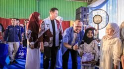 Wali Kota Pekanbaru Agung Nugroho Berikan Seragam Gratis Anak Sekolah