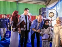 Wali Kota Pekanbaru Agung Nugroho Berikan Seragam Gratis Anak Sekolah