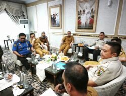 Wako Pekanbaru Agung Nugroho didampingi para kepala OPD jajaran Pemko menggelar rapat evaluasi TRC Pekanbaru Aman